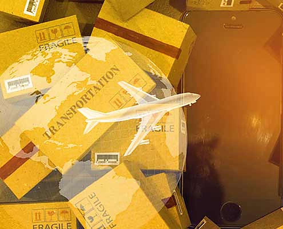 Pakete mit Transport-Aufdruck und einem Spielzeugflugzeug