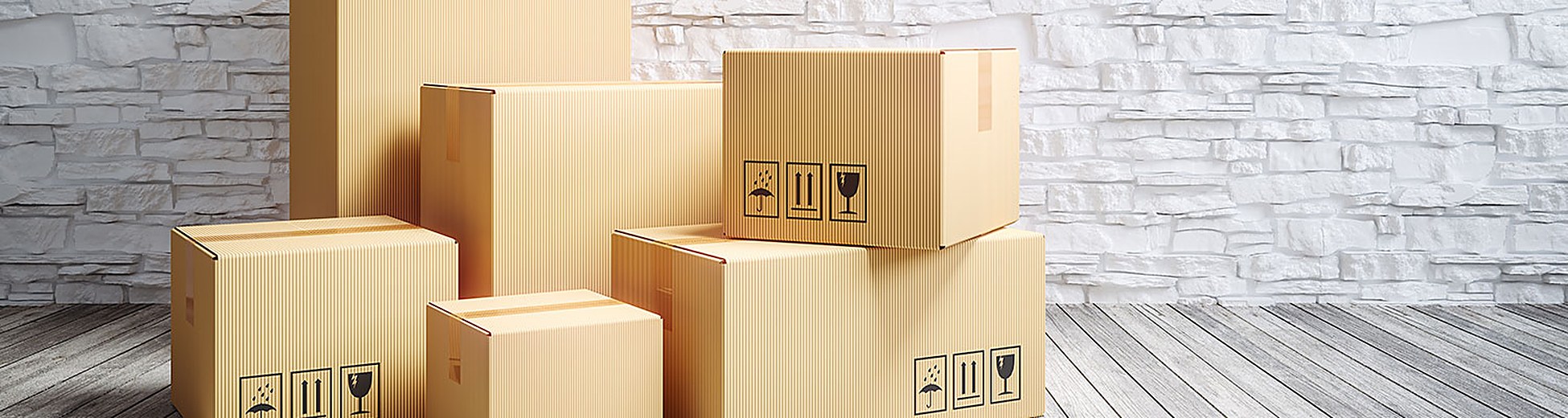 Umzugskartons in einer Wohnung zur Vorbereitung des Möbeltransports
