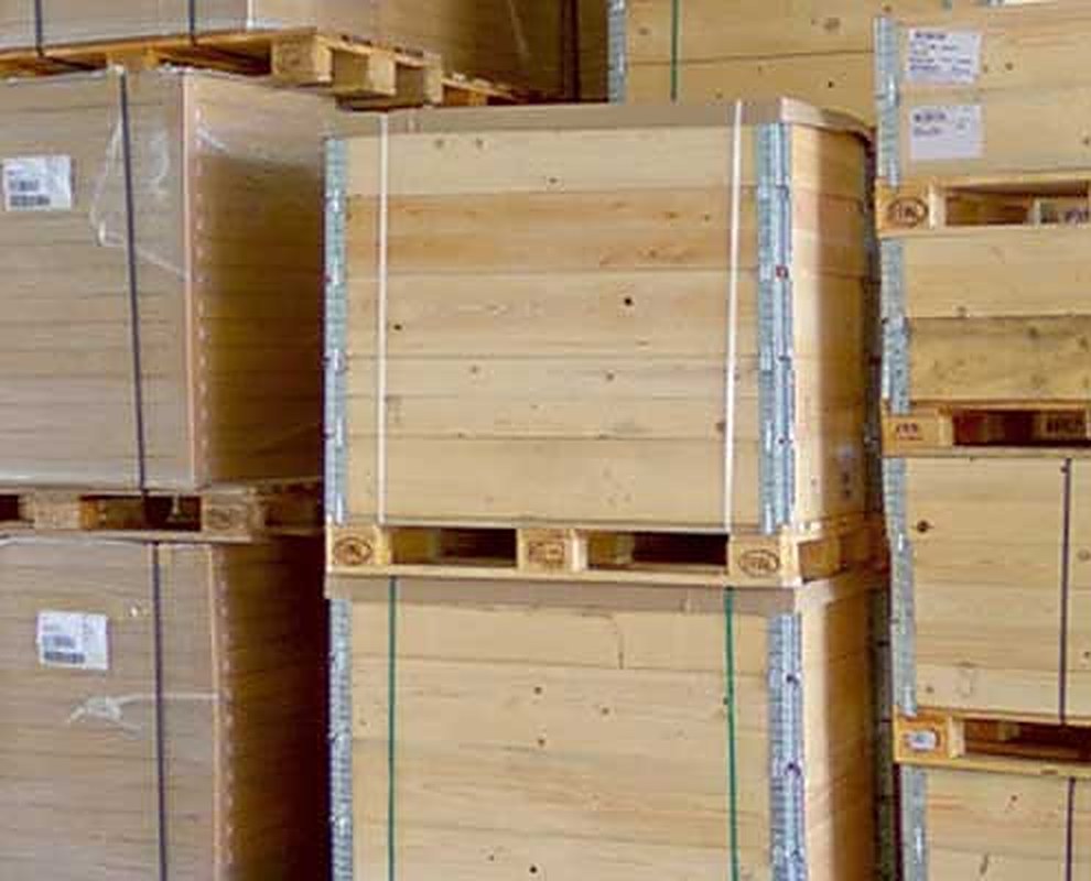 Holzkisten und Paletten in einer Lagerhalle