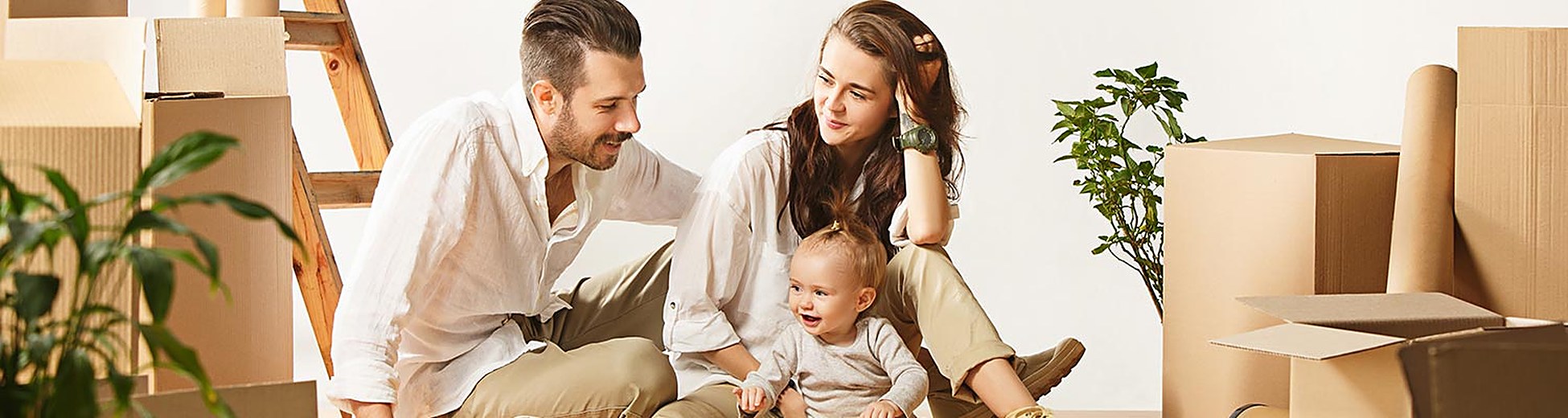 Familie zwischen Umzugskartons